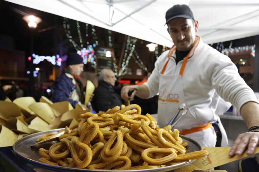 Pregón de las Fiestas Virgen de La Paz por Manu Tenorio - Imagen de un puesto de churros.