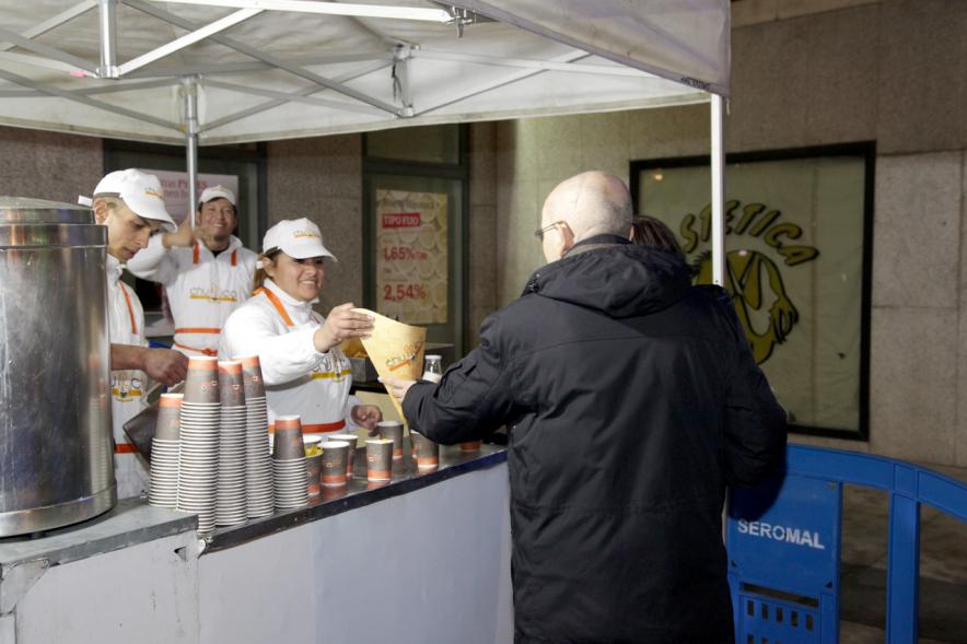 Pregón Fiestas Virgen de la Paz 2018 - Un señor comprando churros 