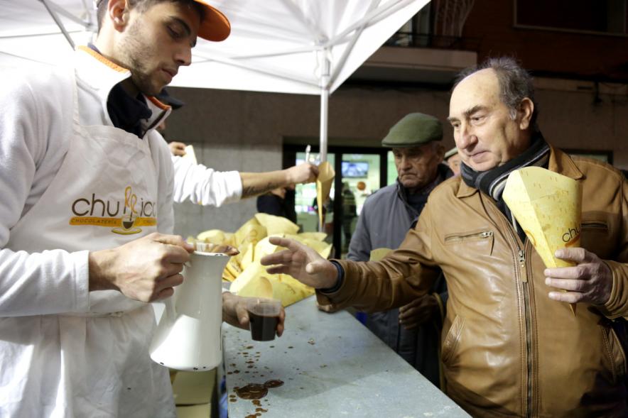 Pregón de las Fiestas Virgen de La Paz por Manu Tenorio - Imagen de personas comprando churros en el puesto.