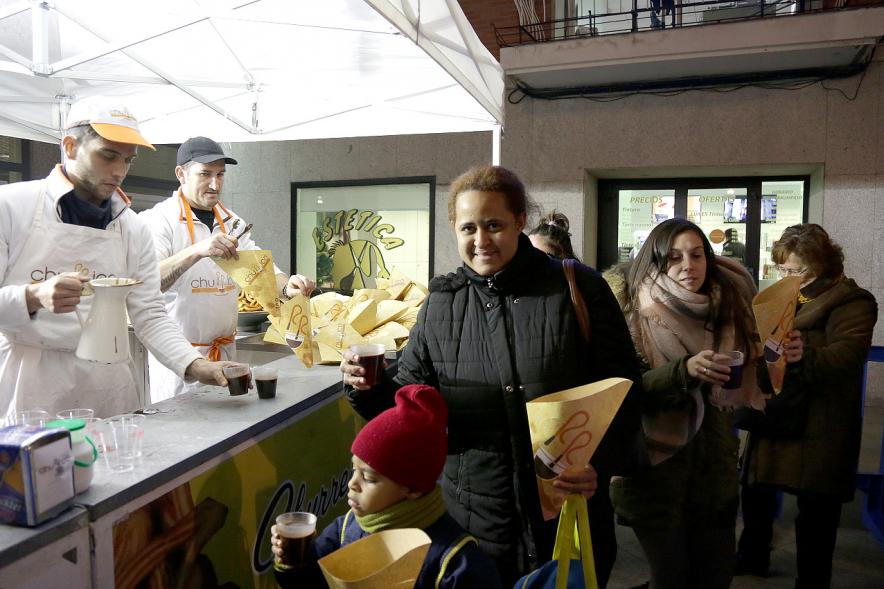 Pregón de las Fiestas Virgen de La Paz por Manu Tenorio - Imagen de personas comprando churros en el puesto.