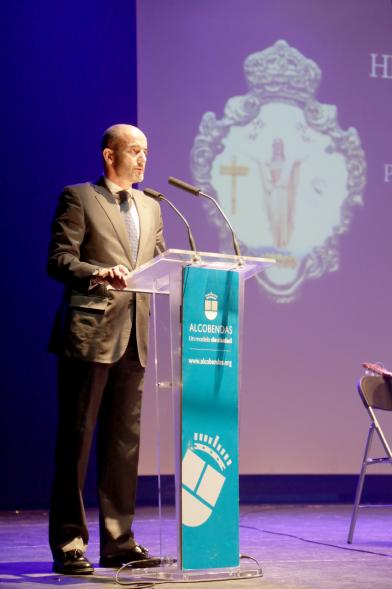 Pregón de Semana Santa 2017 - Imagen de persona en el escenario en un momento del pregón.