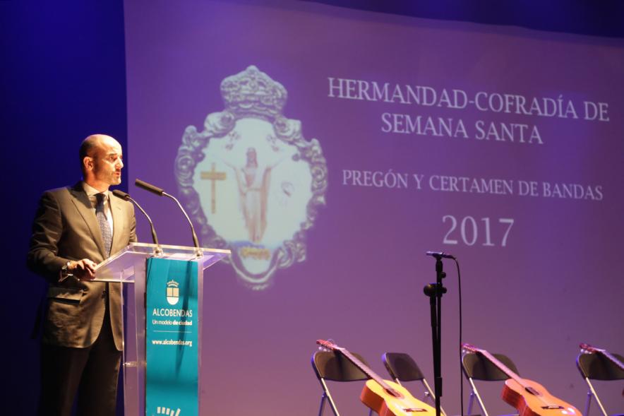 Pregón de Semana Santa 2017 - Imagen de persona en el escenario en un momento del pregón.