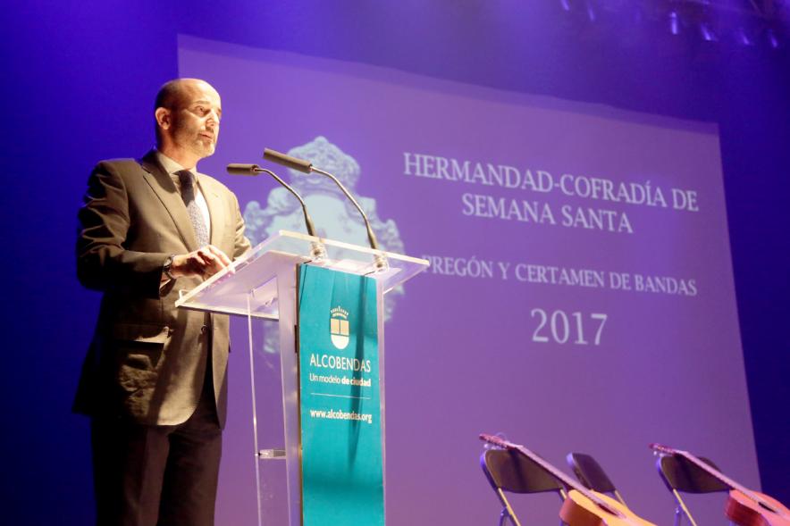 Pregón de Semana Santa 2017 - Imagen de persona en el escenario en un momento del pregón.