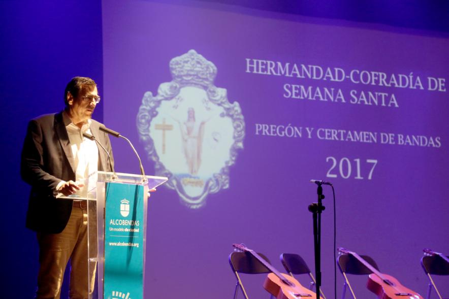Pregón de Semana Santa 2017 - Imagen de persona en el escenario en un momento del pregón.