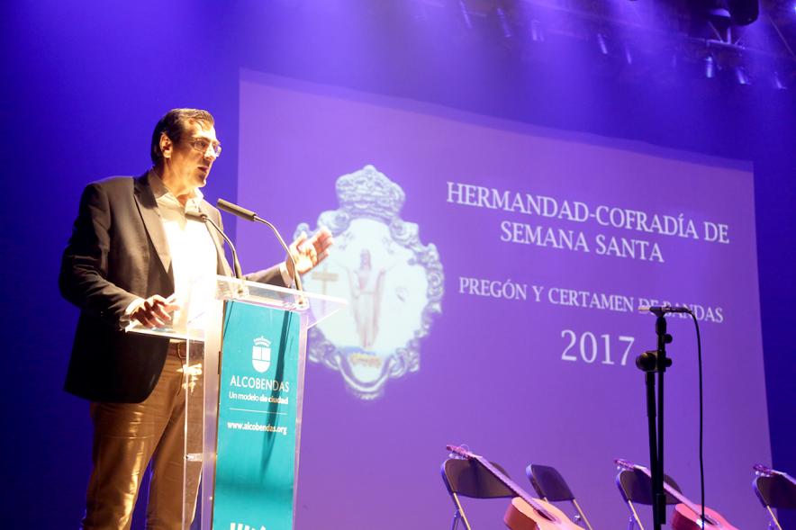 Pregón de Semana Santa 2017 - Imagen de persona en el escenario en un momento del pregón.