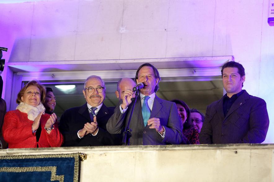 Pregón de las Fiestas Virgen de La Paz por Manu Tenorio - Imagen del alcalde García de Vinuesa presentando a Manu Tenorio. 