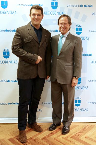Pregón de las Fiestas Virgen de La Paz por Manu Tenorio - Imagen del alcalde García de Vinuesa y el cantante Manu Tenorio en el photocall del ayuntamiento.