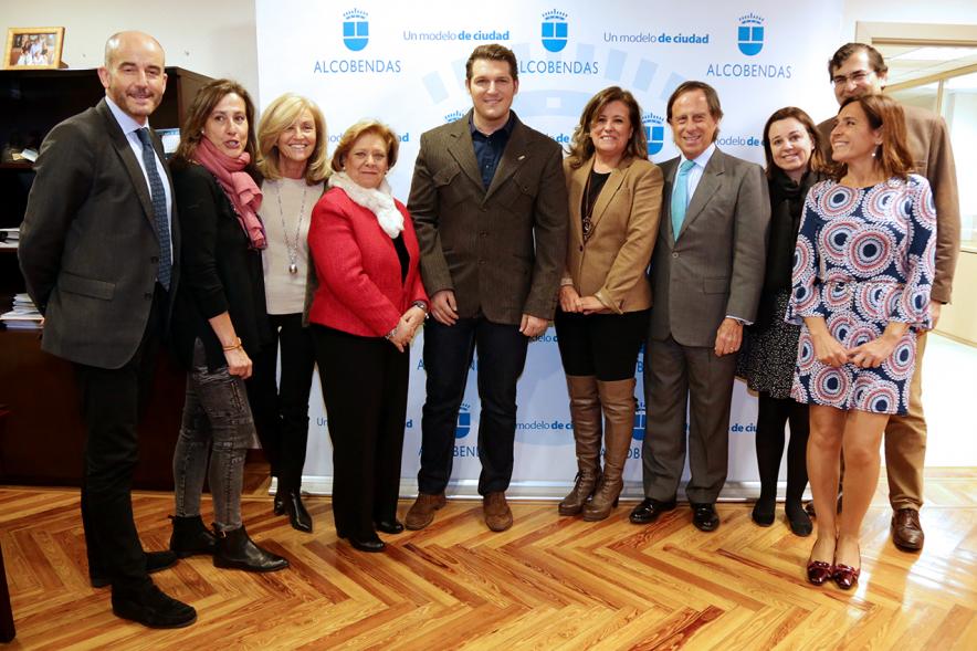 Pregón de las Fiestas Virgen de La Paz por Manu Tenorio - Imagen del alcalde García de Vinuesa y el cantante Manu Tenorio en el photocall del ayuntamiento con personalidades.