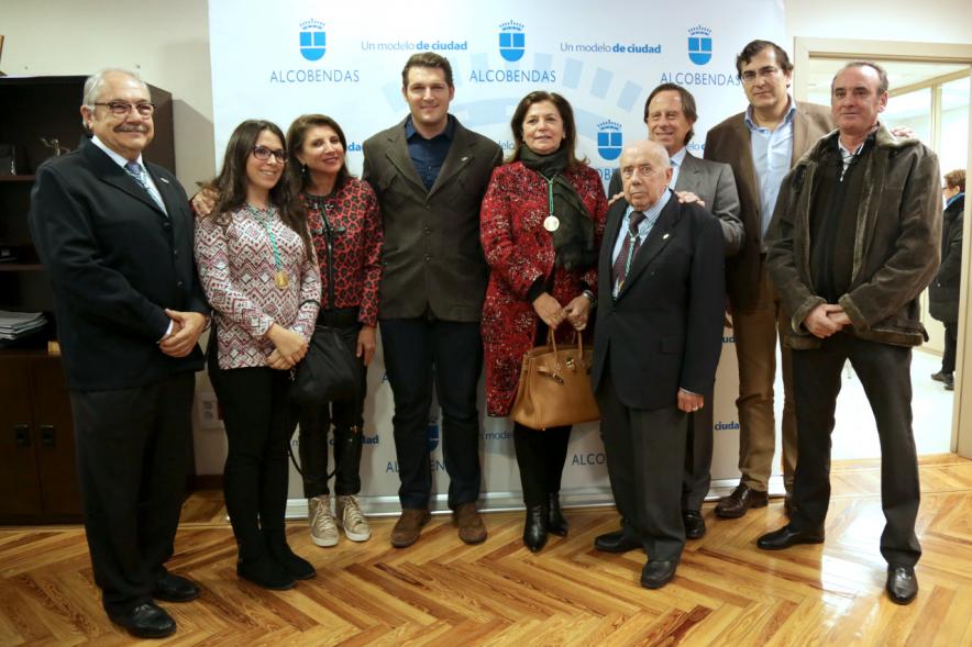 Pregón de las Fiestas Virgen de La Paz por Manu Tenorio - Imagen del alcalde García de Vinuesa y el cantante Manu Tenorio en el photocall del ayuntamiento con personalidades.