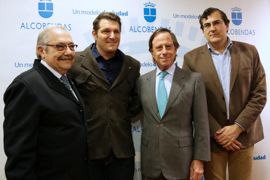 Pregón de las Fiestas Virgen de La Paz por Manu Tenorio - Imagen del alcalde García de Vinuesa y el cantante Manu Tenorio en el photocall del ayuntamiento con personalidades.