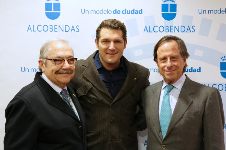 Pregón de las Fiestas Virgen de La Paz por Manu Tenorio - Imagen del alcalde García de Vinuesa y el cantante Manu Tenorio en el photocall del ayuntamiento con personalidades.