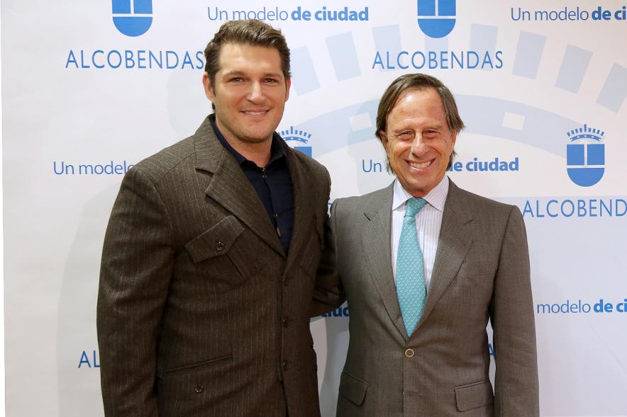 Pregón de las Fiestas Virgen de La Paz por Manu Tenorio - Imagen del cantante Manu Tenorio con el alcalde García de Vinuesa.
