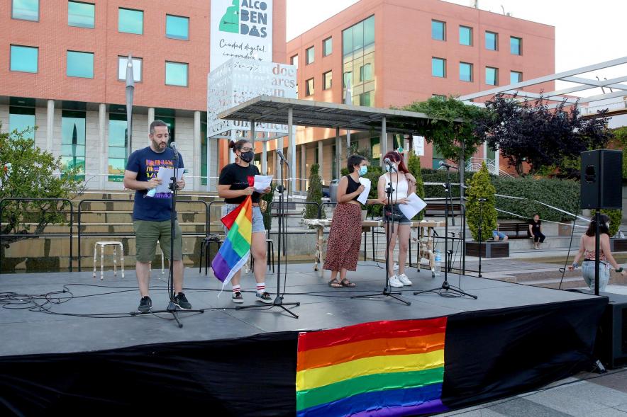 Pregón Día del Orgullo 2021 - Imagen de los participantes dando un discurso.