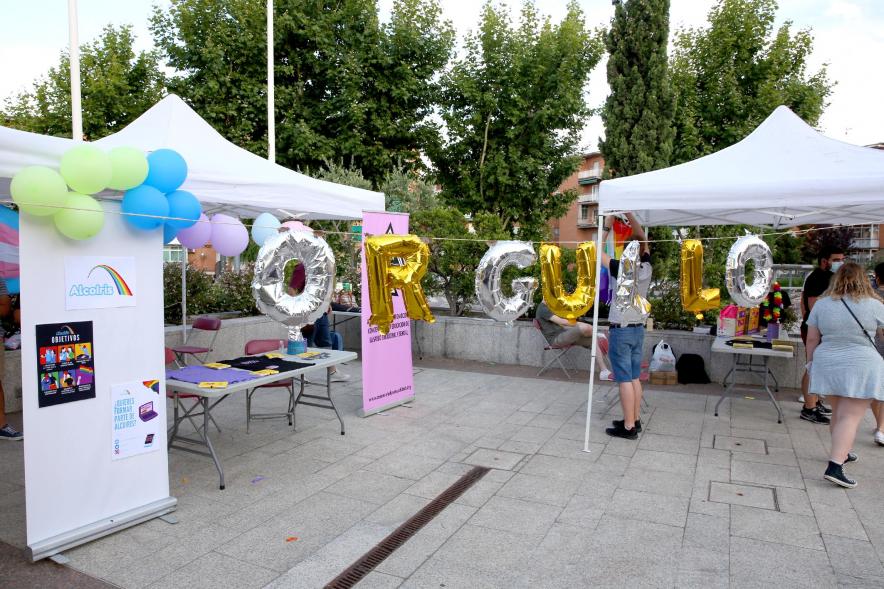 Pregón Día del Orgullo 2021 - Imagen de las carpas de venta, hecho con el nombre del día con globos.