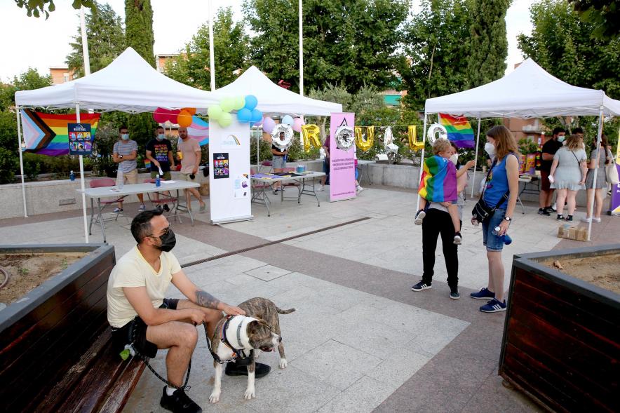 Pregón Día del Orgullo 2021 - Imagen de las carpas de información, los voluntarios y un vecino con su perro.