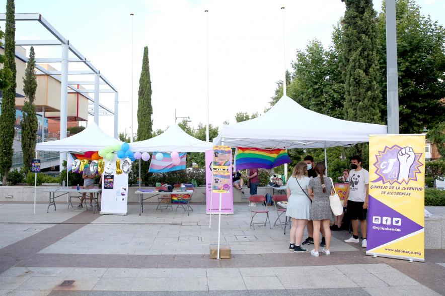 Pregón Día del Orgullo 2021 - Plano abierto de las carpas de información con los voluntarios informando.