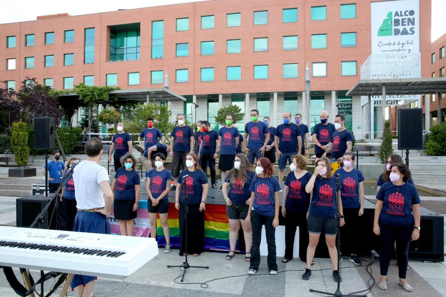 Pregón Día del Orgullo 2021 - Posado de numerosos jóvenes todos con la camiseta del día del Pregón.