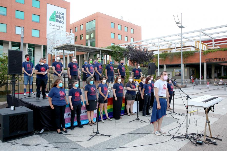 Pregón Día del Orgullo 2021 - Imagen de un grupo de jóvenes preparados para cantar.