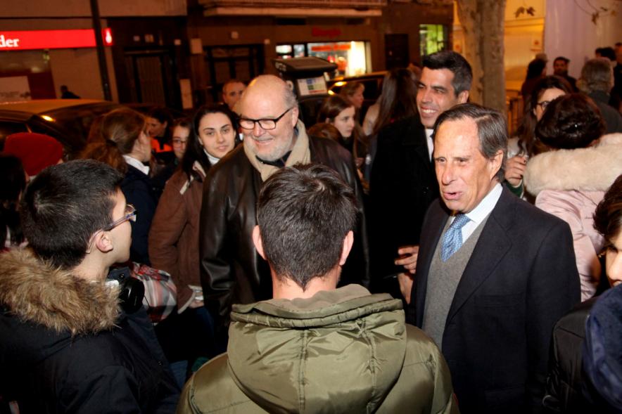 Pregón Fiestas Virgen de la Paz 2019 - Imagen del alcalde García de Vinuesa charlando con el público reunido en la plaza.