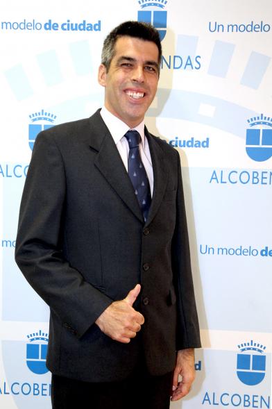 Pregón Fiestas Virgen de la Paz 2019 - Imagen de Roberto Chinchilla posando en el photocall de Alcobendas.