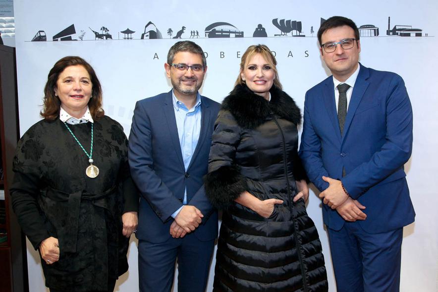 Alcalde Rafael Sánchez, concejal Miguel Ángel Arraz y la soprano Arteta en el balcón Pregón Fiestas Virgen de la Paz 2020