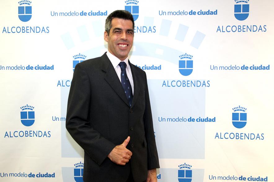 Pregón Fiestas Virgen de la Paz 2019 - Imagen de Roberto Chinchilla posando en el photocall de Alcobendas.