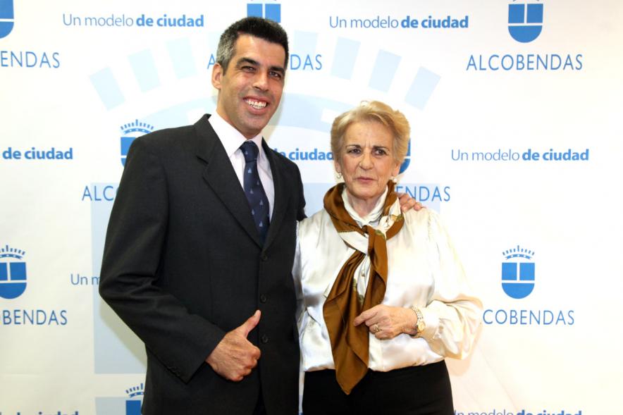 Pregón Fiestas Virgen de la Paz 2019 - Imagen de Roberto Chinchilla posando en el photocall de Alcobendas junto a otra persona.