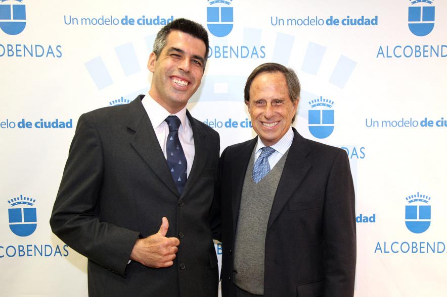 Pregón Fiestas Virgen de la Paz 2019 - Imagen del alcalde García de Vinuesa y Roberto Chinchilla  posando en el photocall de Alcobendas.