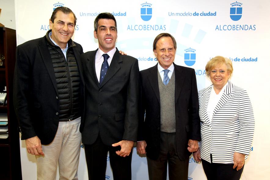 Pregón Fiestas Virgen de la Paz 2019 - Imagen del alcalde García de Vinuesa y Roberto Chinchilla  posando en el photocall de Alcobendas junto a varias personas.
