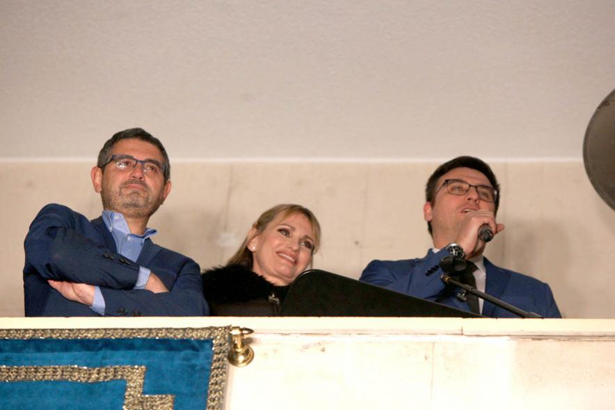Alcalde Rafael Sánchez, concejal Miguel Ángel Arraz y la soprano Arteta en el balcón. . Pregón Fiestas Virgen de la Paz 2020