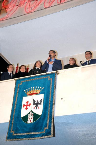 Alcalde Rafael Sánchez desde el balcón. Pregón Fiestas Virgen de la Paz 2020