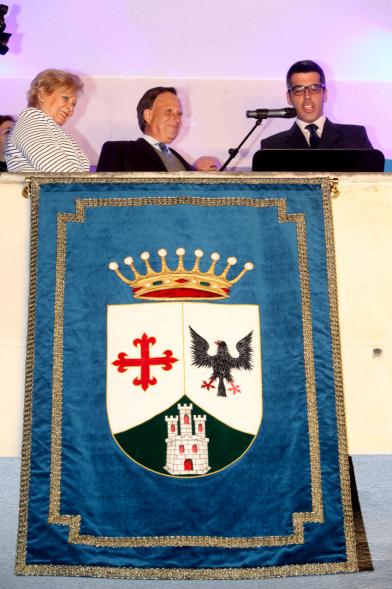 Pregón Fiestas Virgen de la Paz 2019 - Imagen de Roberto Chinchilla en un momento de su discurso acompañado en el balcón de distintas autoridades, entre ellas el alcalde García de Vinuesa.