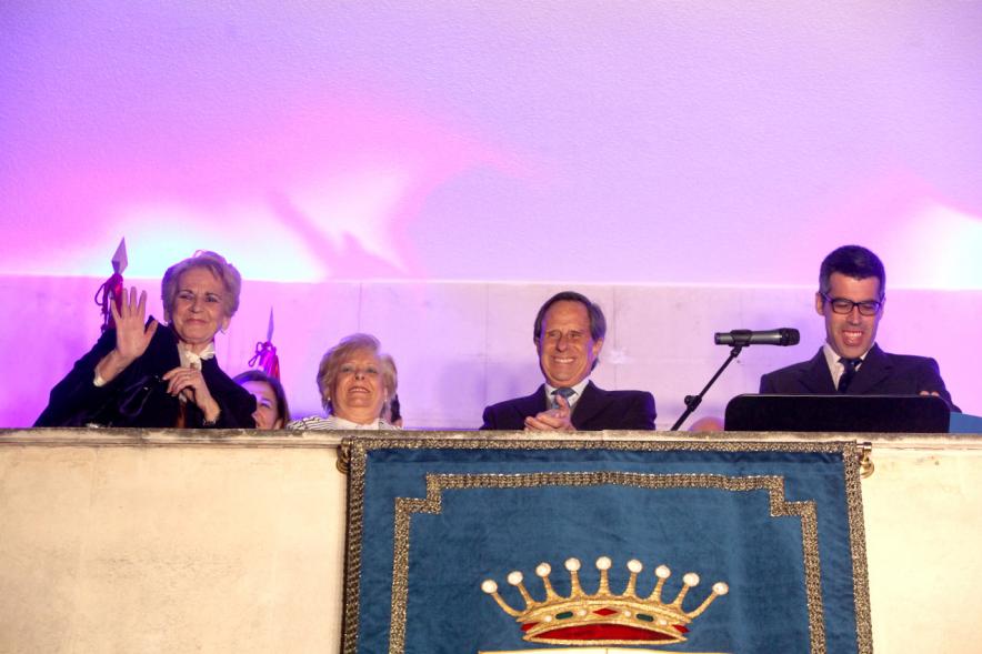 Pregón Fiestas Virgen de la Paz 2019 - Imagen del alcalde García de Vinuesa y Roberto Chinchilla saludando desde el balcón.