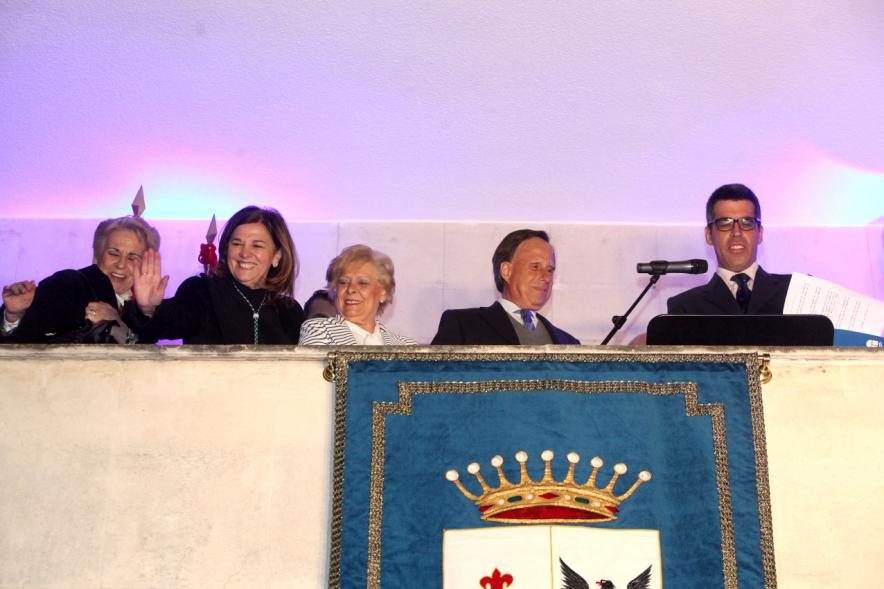 Pregón Fiestas Virgen de la Paz 2019 - Imagen de Roberto Chinchilla en un momento de su discurso acompañado en el balcón de distintas autoridades, entre ellas el alcalde García de Vinuesa.