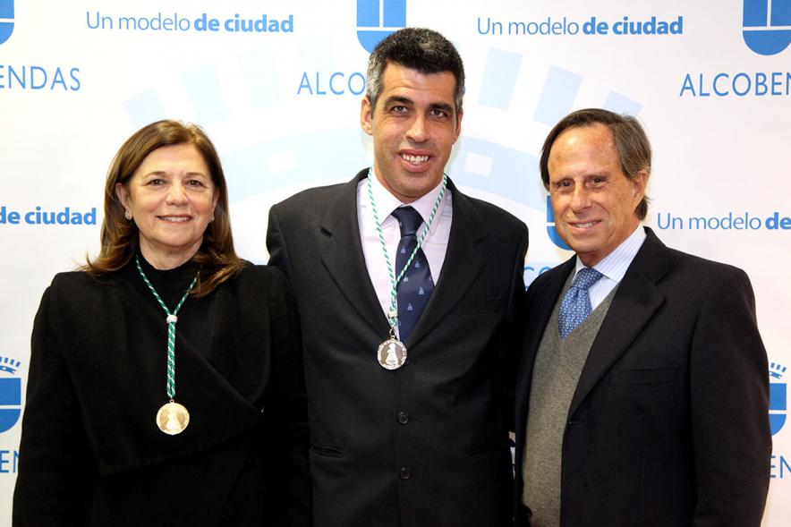 Pregón Fiestas Virgen de la Paz 2019 - Imagen del alcalde García de Vinuesa y Roberto Chinchilla  posando en el photocall de Alcobendas junto a otra persona.