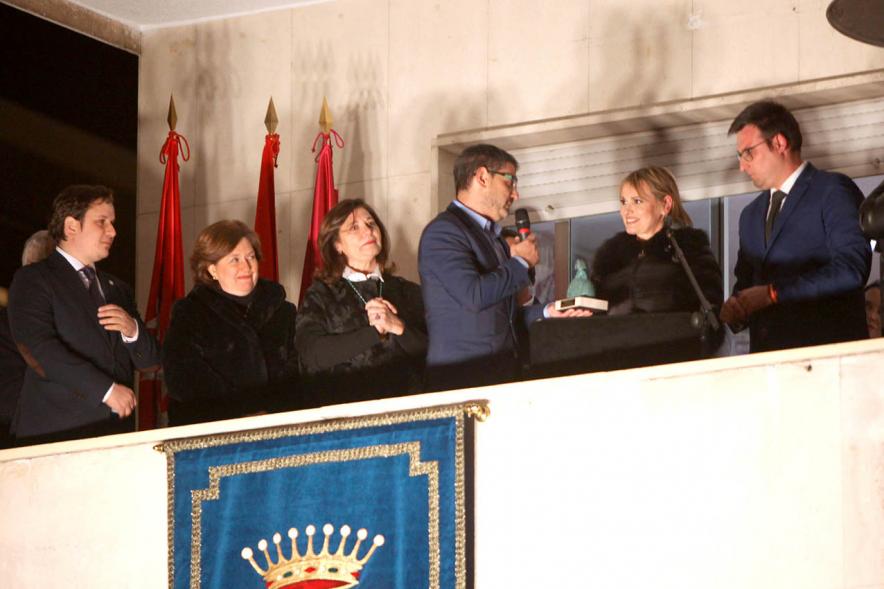 Momento en que el Alcalde le hace entrega de un presente a la soprano Arteta. Pregón Fiestas Virgen de la Paz 2020