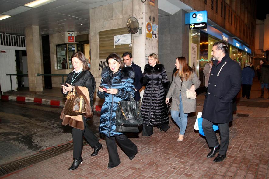  Aitana Arteta caminando hacia el balcón del ayuntamiento. Pregón Fiestas Virgen de la Paz 2020