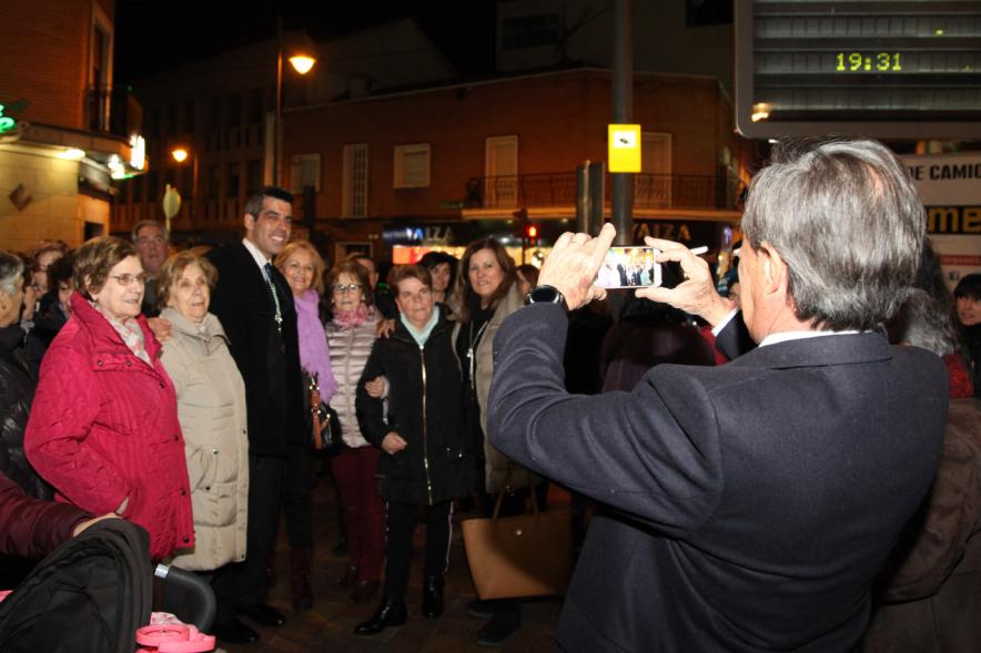 Pregón Fiestas Virgen de la Paz 2019 - Imagen del alcalde García de Vinuesa fotografiando con su móvil a Roberto Chinchilla con un grupo de personas.