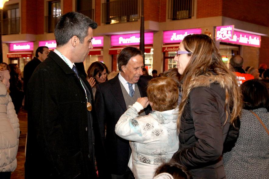 Pregón Fiestas Virgen de la Paz 2019 - Imagen de Roberto Chinchilla, hablando con varias personas.