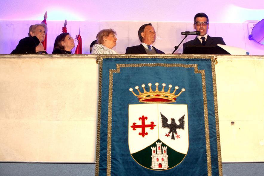 Pregón Fiestas Virgen de la Paz 2019 - Imagen de Roberto Chinchilla en un momento de su discurso acompañado en el balcón de distintas autoridades, entre ellas el alcalde García de Vinuesa.
