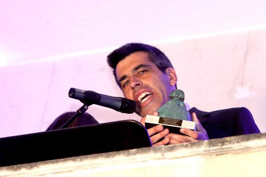 Pregón Fiestas Virgen de la Paz 2019 - Imagen de Roberto Chinchilla mostrando al público la Menina de Honor que acaba de recibir.