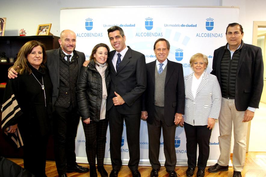 Pregón Fiestas Virgen de la Paz 2019 - Imagen del alcalde García de Vinuesa y Roberto Chinchilla  posando en el photocall de Alcobendas junto a varias personas.
