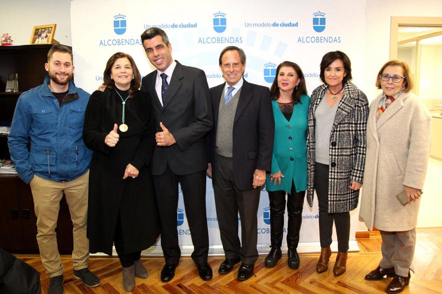 Pregón Fiestas Virgen de la Paz 2019 - Imagen del alcalde García de Vinuesa y Roberto Chinchilla  posando en el photocall de Alcobendas junto a varias personas.