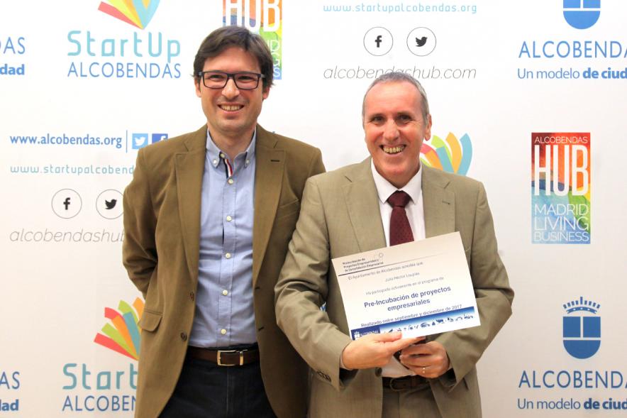 Clausura Ier Programa de Preincubación de Empresas - El concejal con un participante.