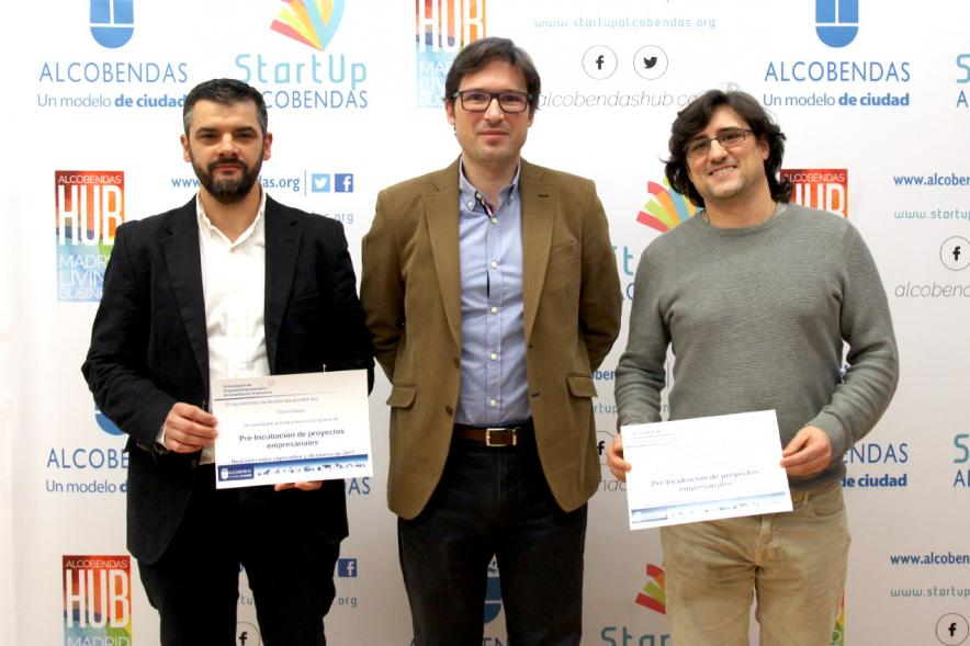 Clausura Ier Programa de Preincubación de Empresas -  El concejal con dos  participantes.