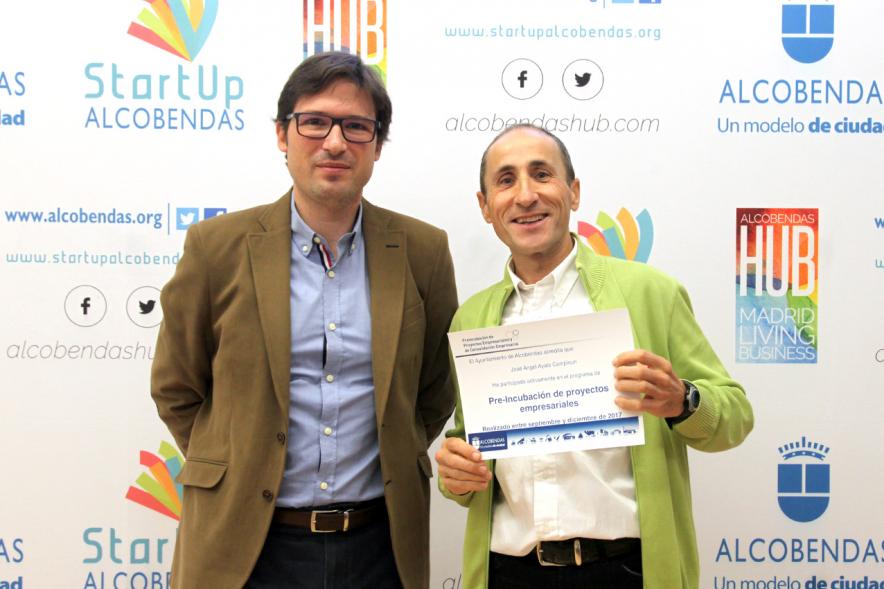 Clausura Ier Programa de Preincubación de Empresas - El concejal con un participante.