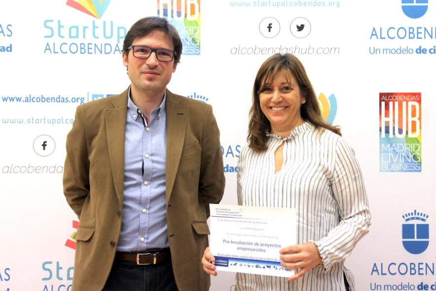Clausura Ier Programa de Preincubación de Empresas -  El concejal con un participante.