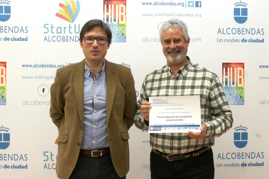 Clausura Ier Programa de Preincubación de Empresas -  El concejal con un participante.