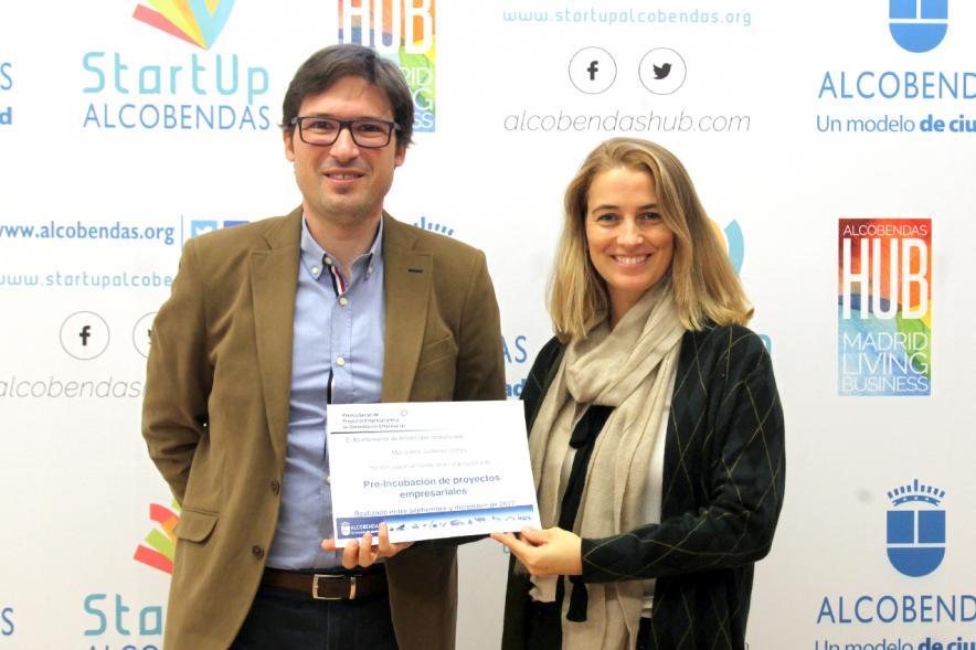 Clausura Ier Programa de Preincubación de Empresas -  El concejal con un participante.