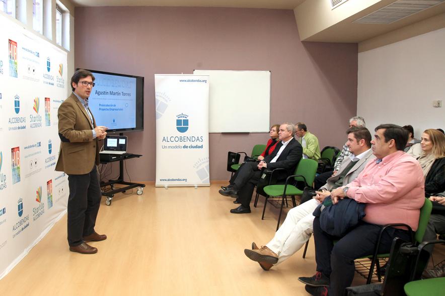 Clausura Ier Programa de Preincubación de Empresas - El concejal explicando.